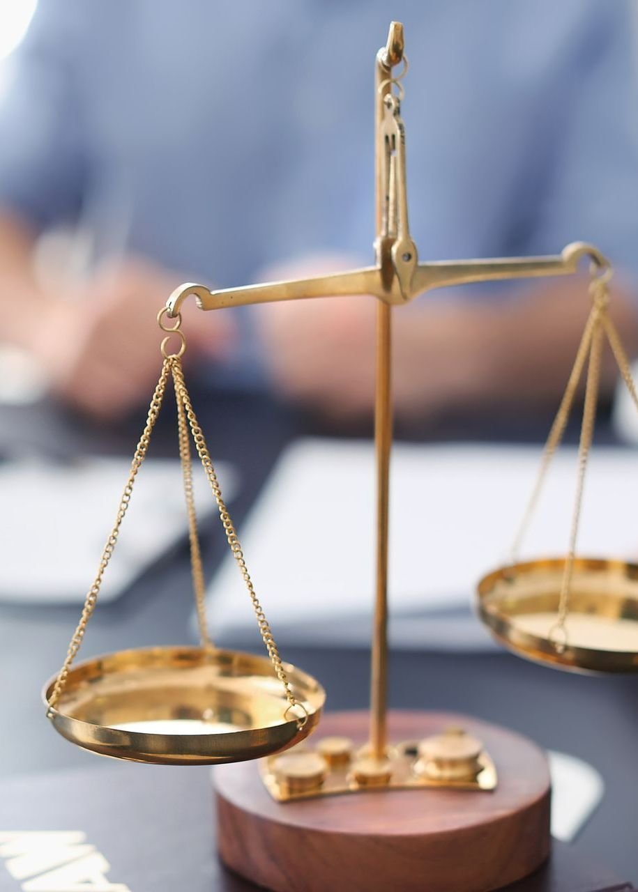 Balance de la justice avec des personnes en arrière-plan.