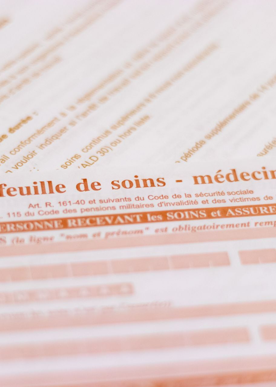 Gros plan sur la feuille de soins.