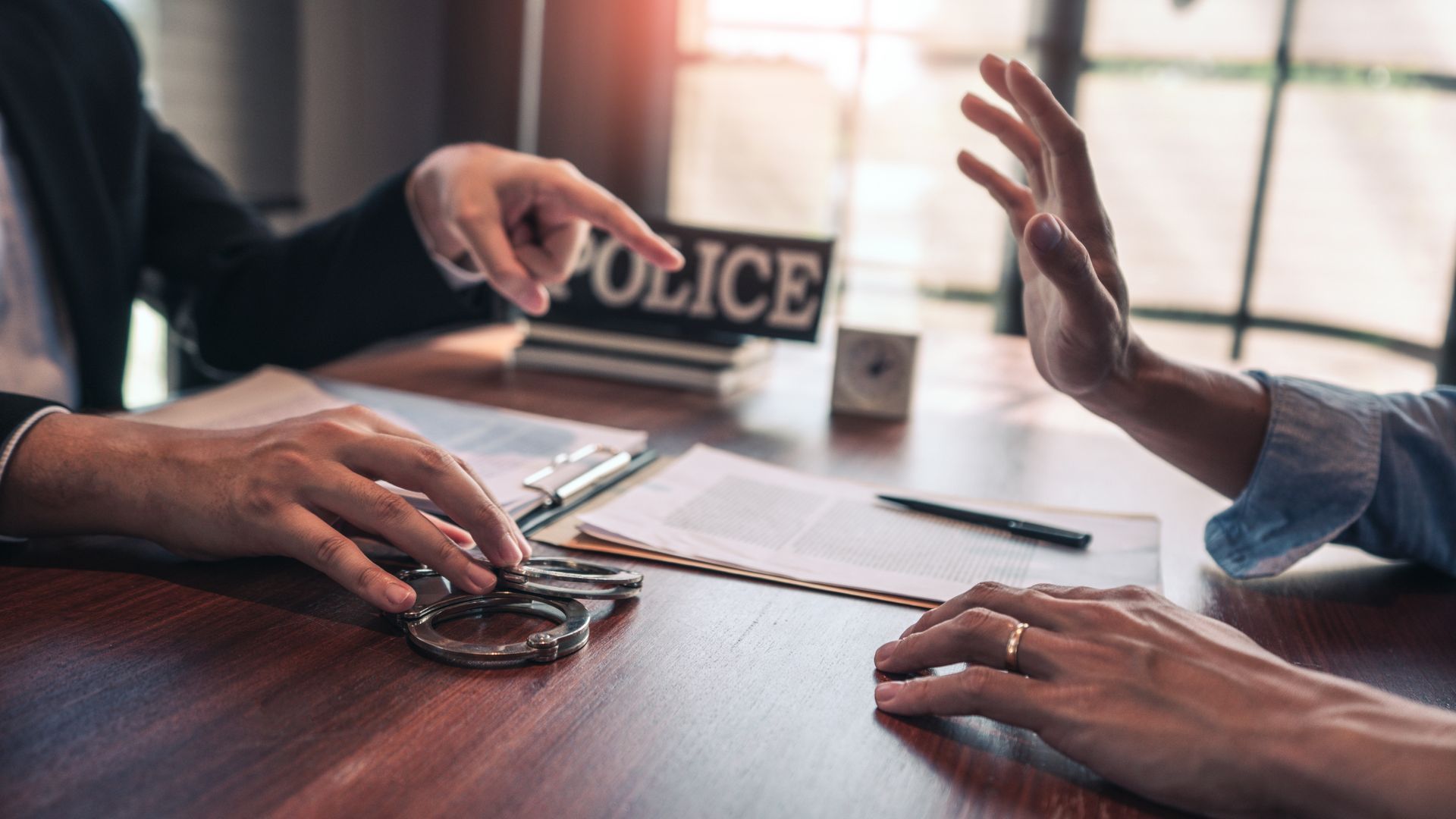 Deux personnes à table avec une pancarte