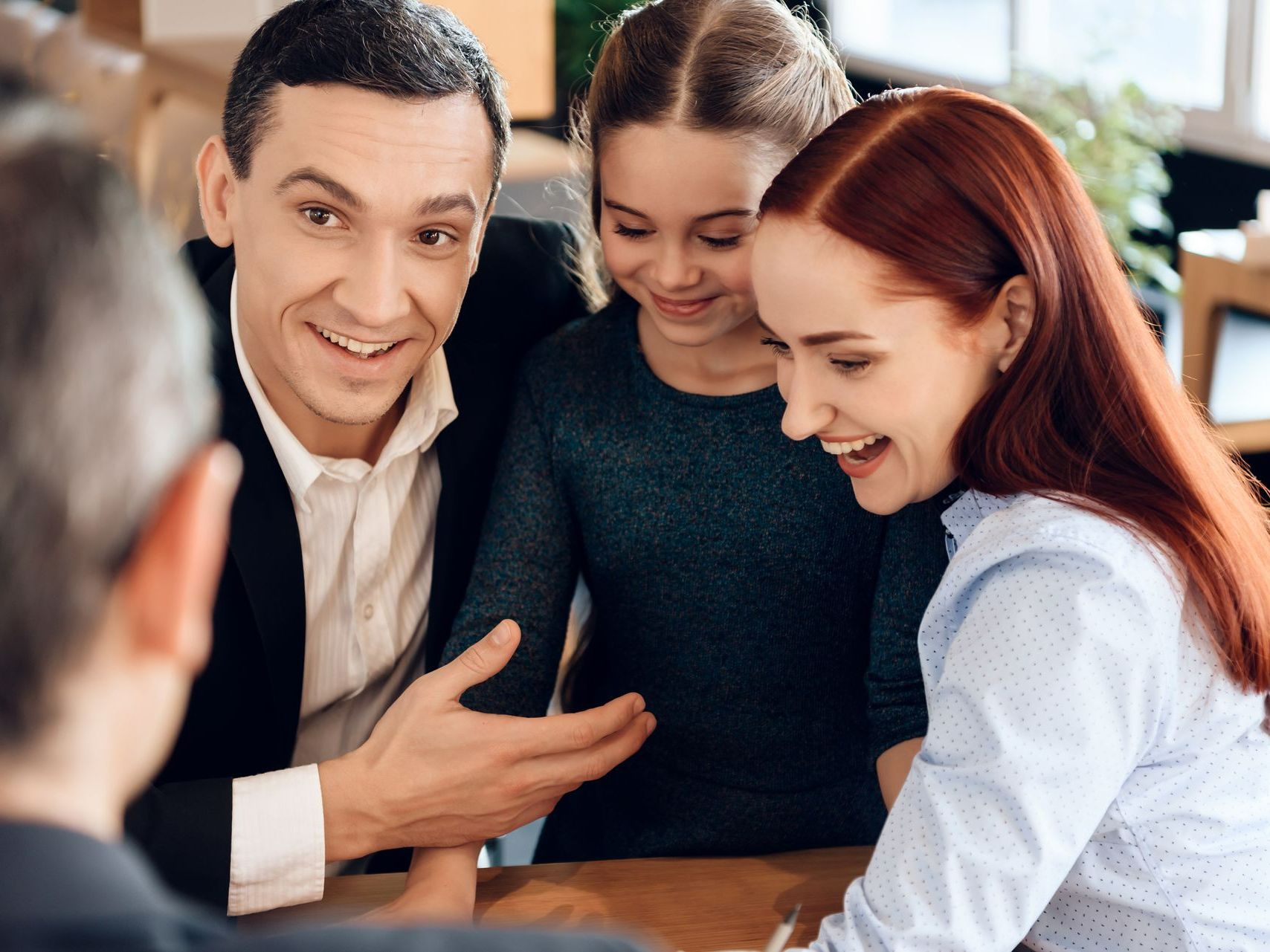 Une famille devant un avocat.