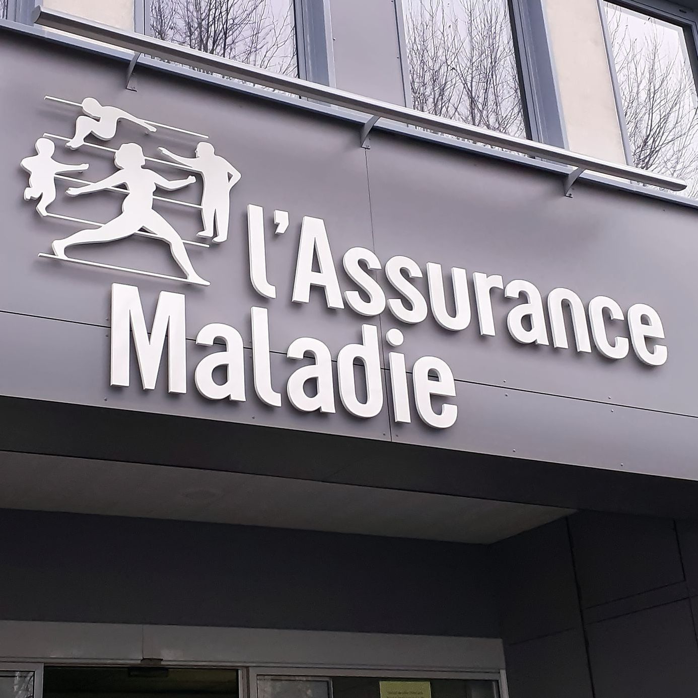 Devanture d'un bâtiment avec l'écriture 