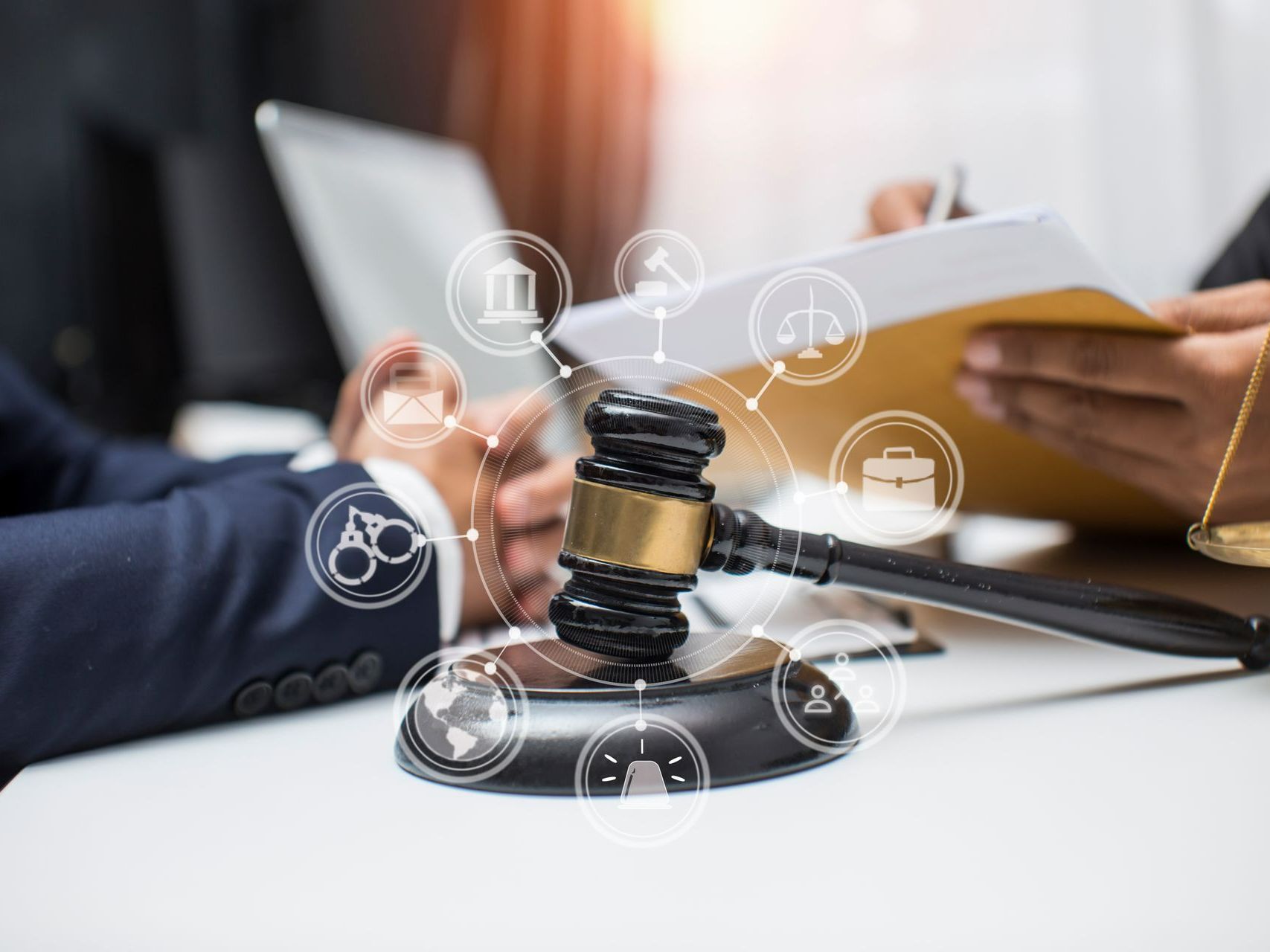Marteau du juge avec différents pictogrammes autour.