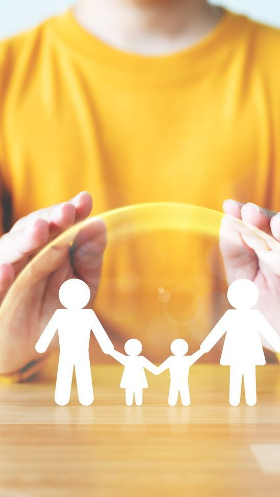 Des personnages découpés en papier dans une bulle avec les mains d'une personne au-dessus.