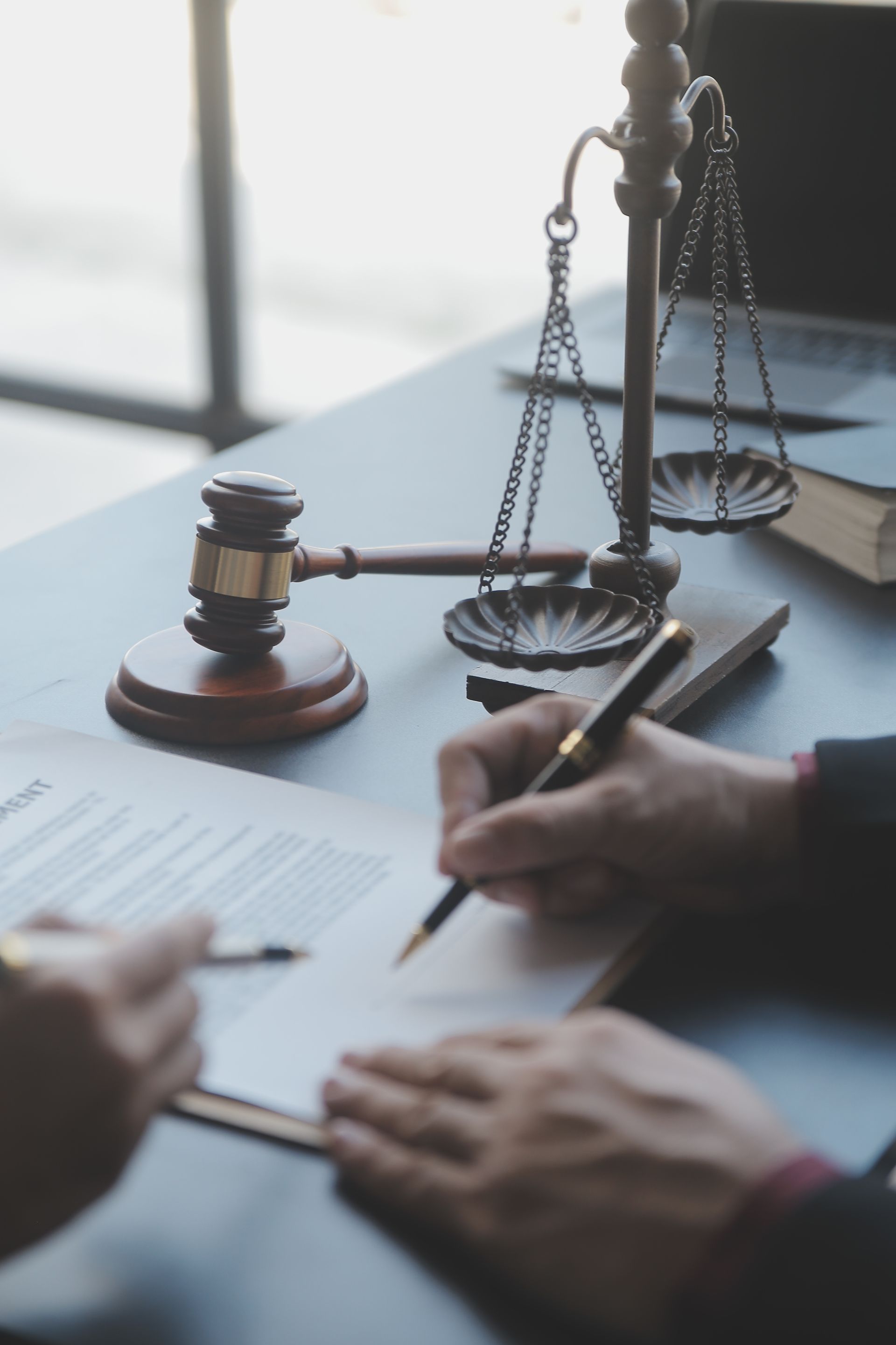 Deux personnes qui signent un document.