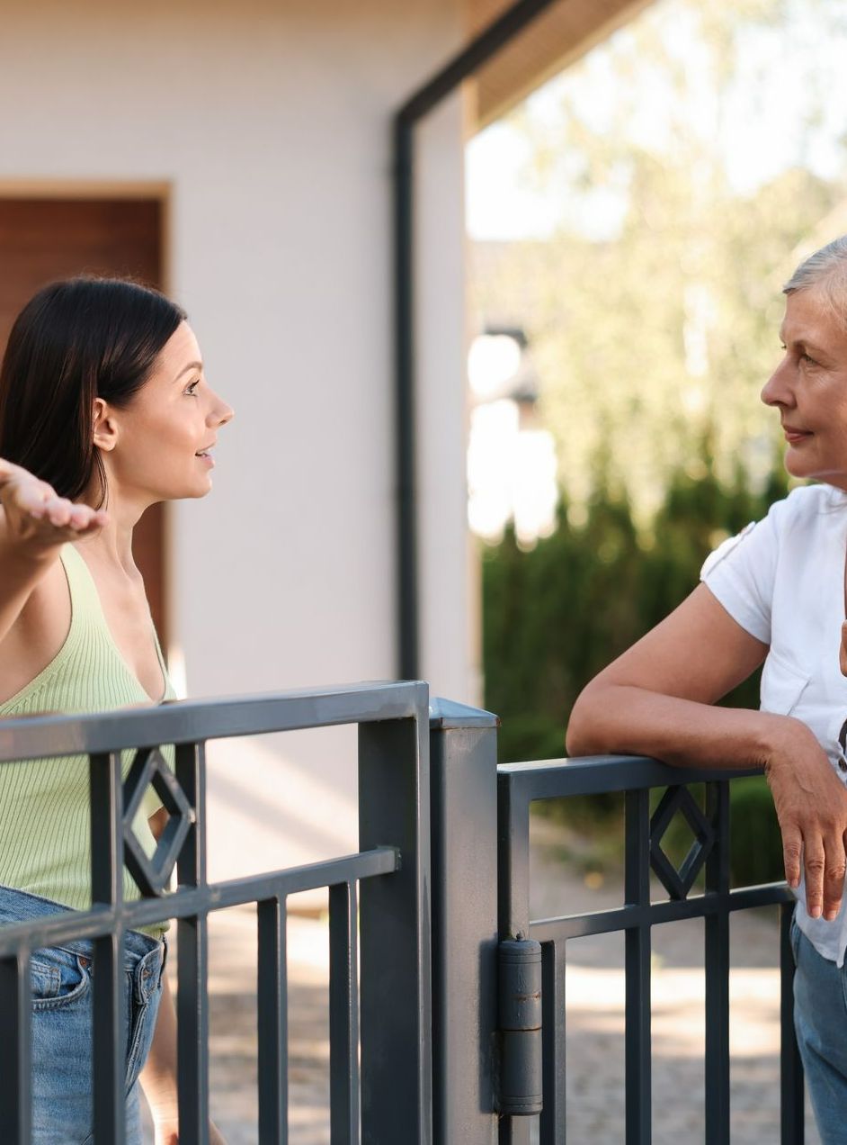 Deux femmes qui discutent.