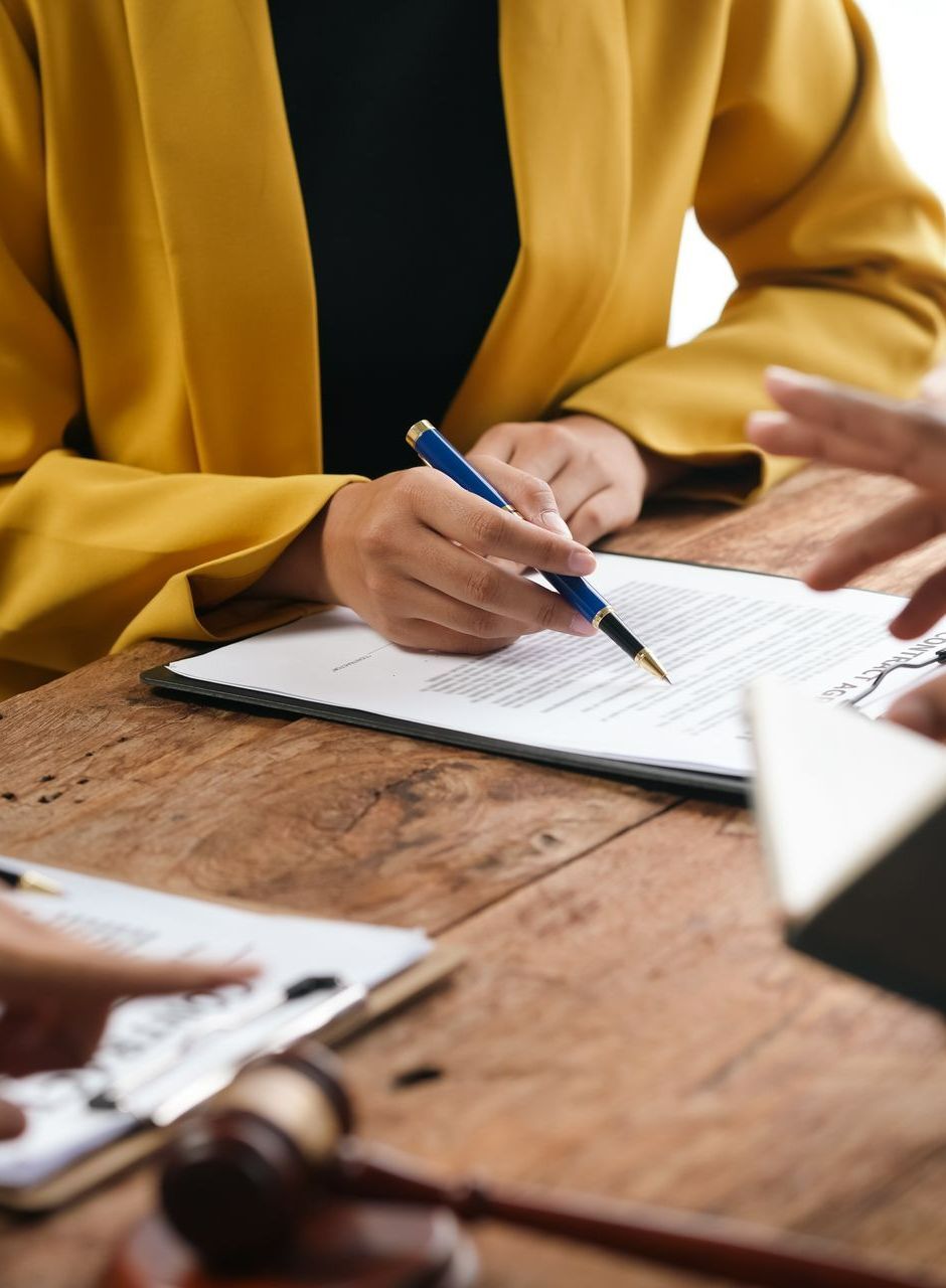 Une personne qui signe un document avec le stylo.