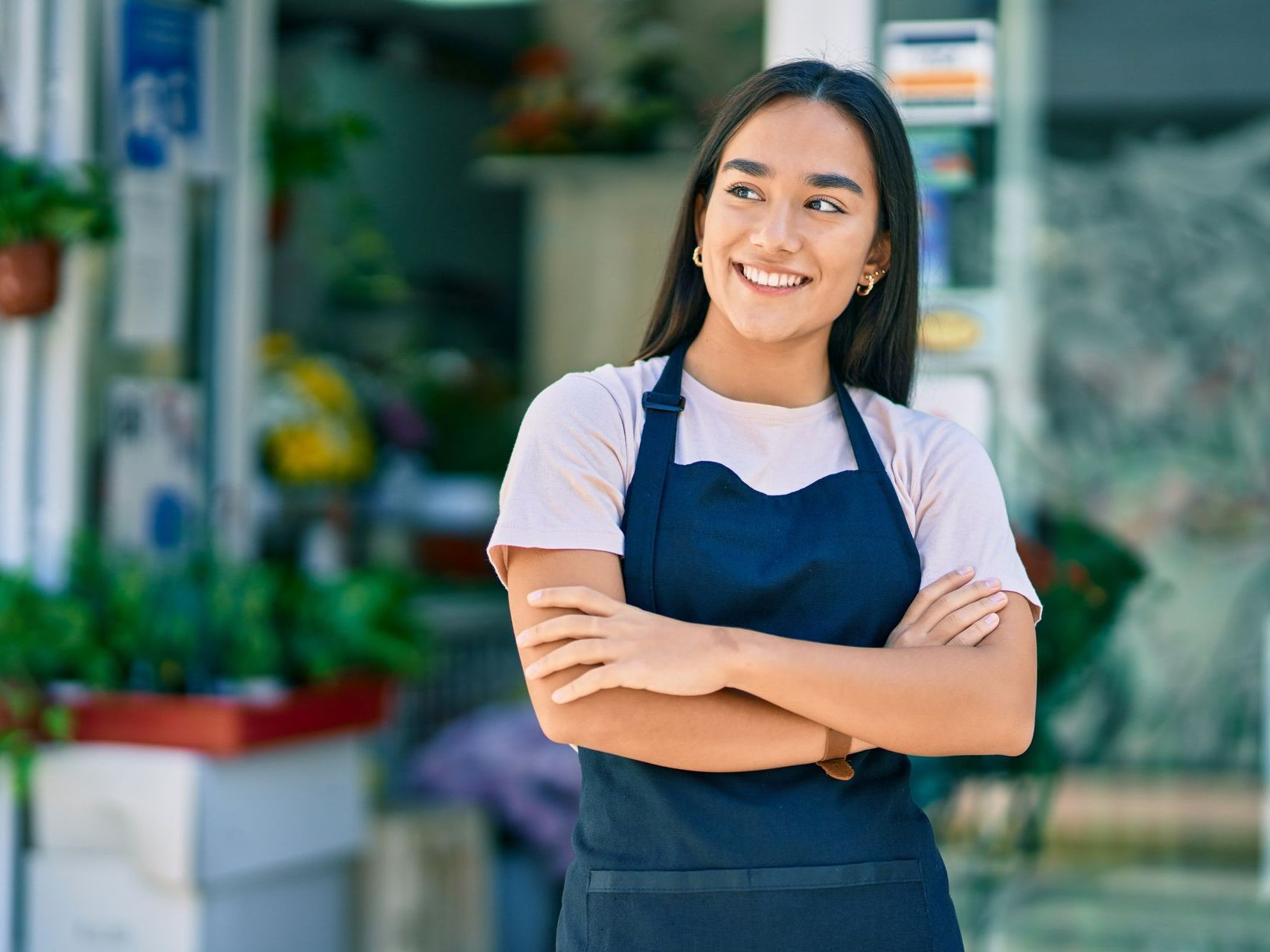 Une jeune fille souriante en tablier.