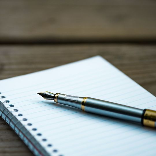 Stylo-plume posé sur un cahier.