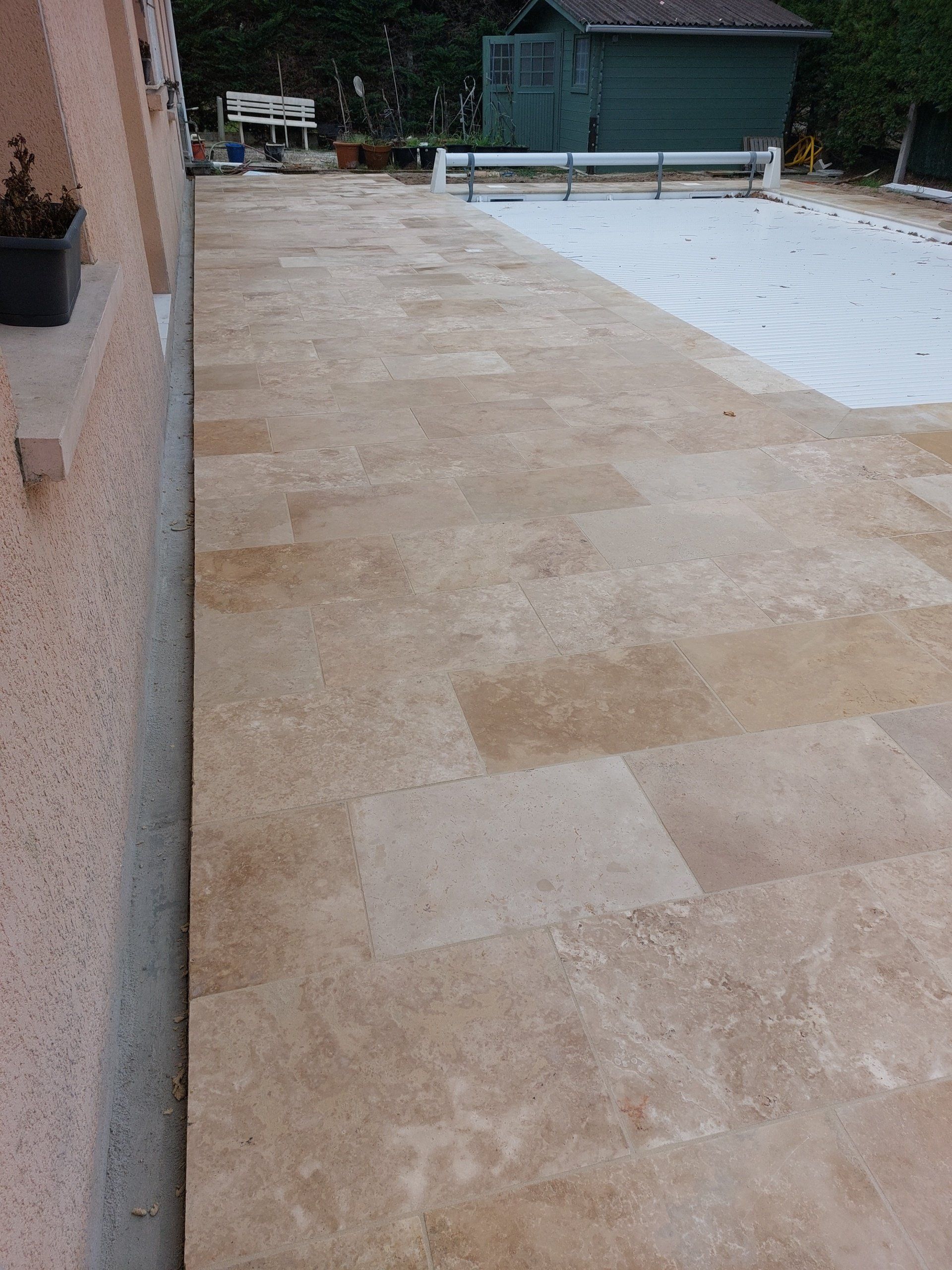 Piscines avec dalles claires