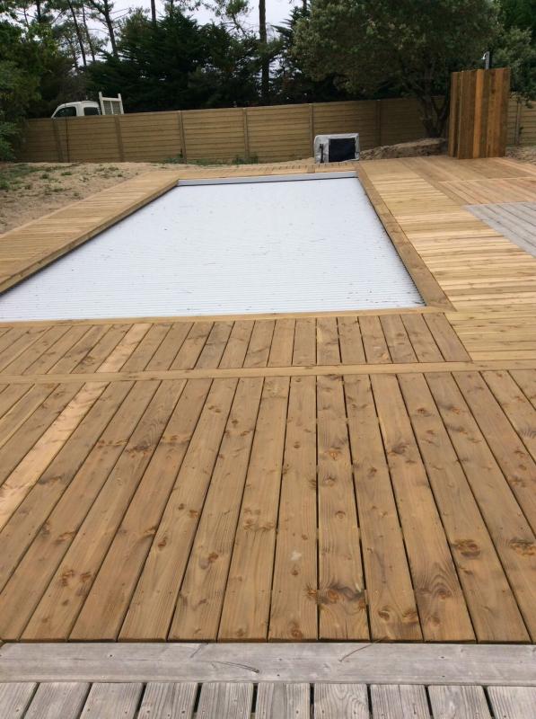 Piscine rebord bois
