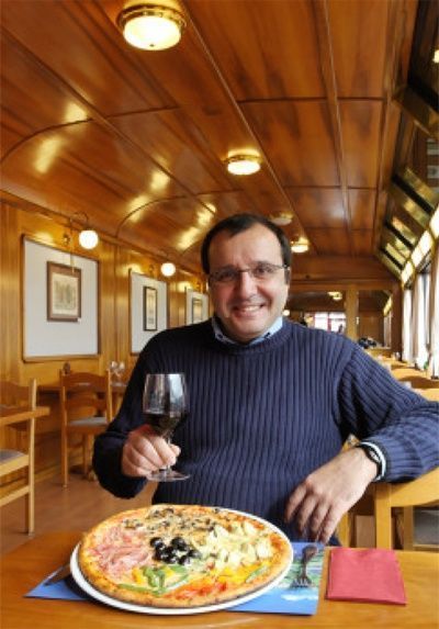 Geschäftsführer Luciano Perri in seinem umgebauten Zugwaggon