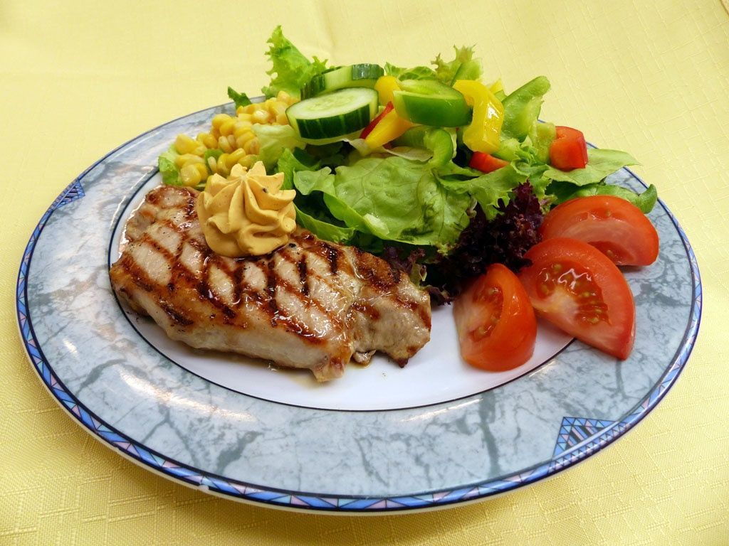 Schweinssteak mit Salat