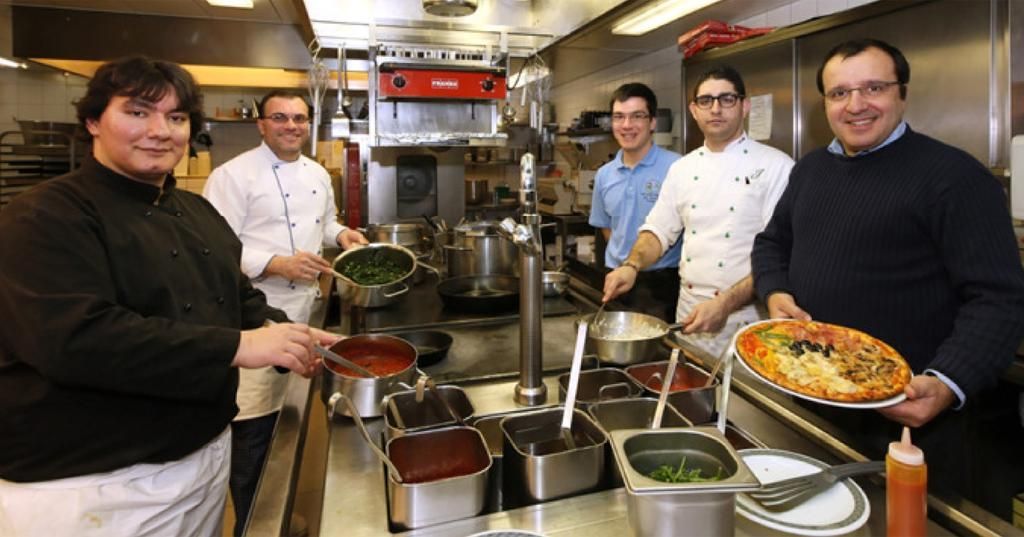 Die Küchenmannschaft und Luciano Perri (rechts im Bild)