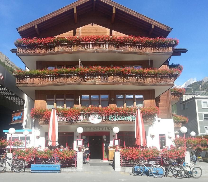 Front mit sonniger Terrasse