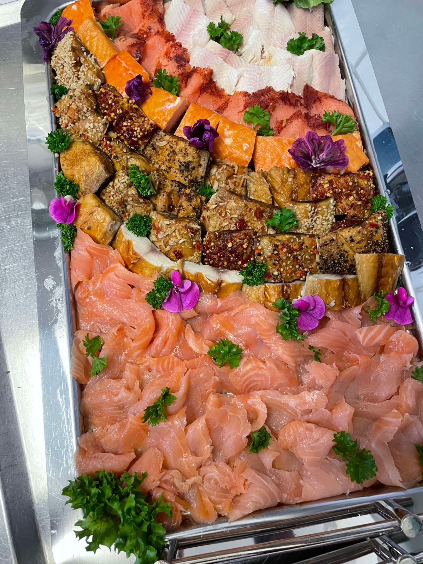 Ein Tablett mit verschiedenen Fleisch- und Gemüsesorten.