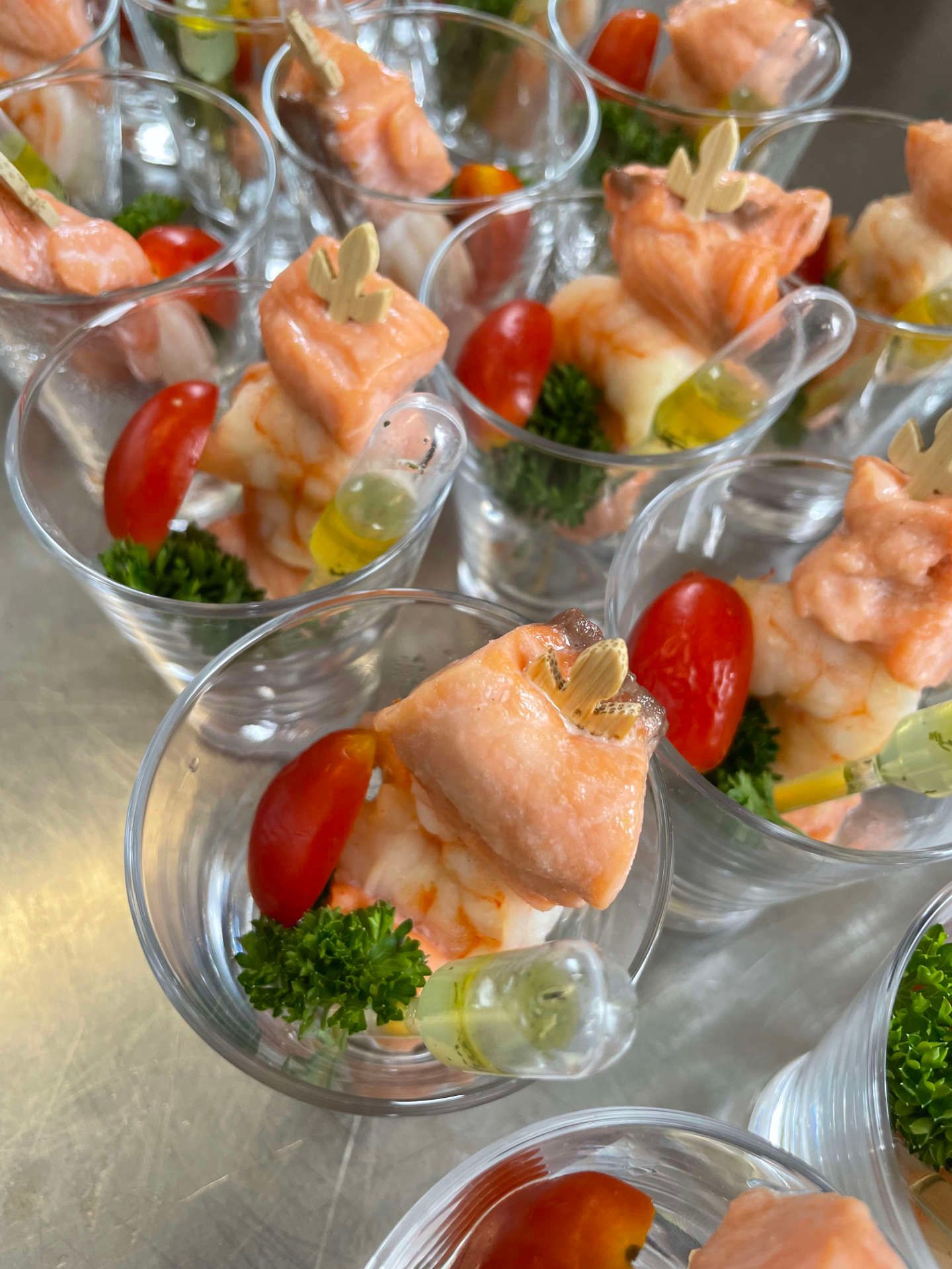 Mehrere mit Essen gefüllte Gläser auf einem Tisch.