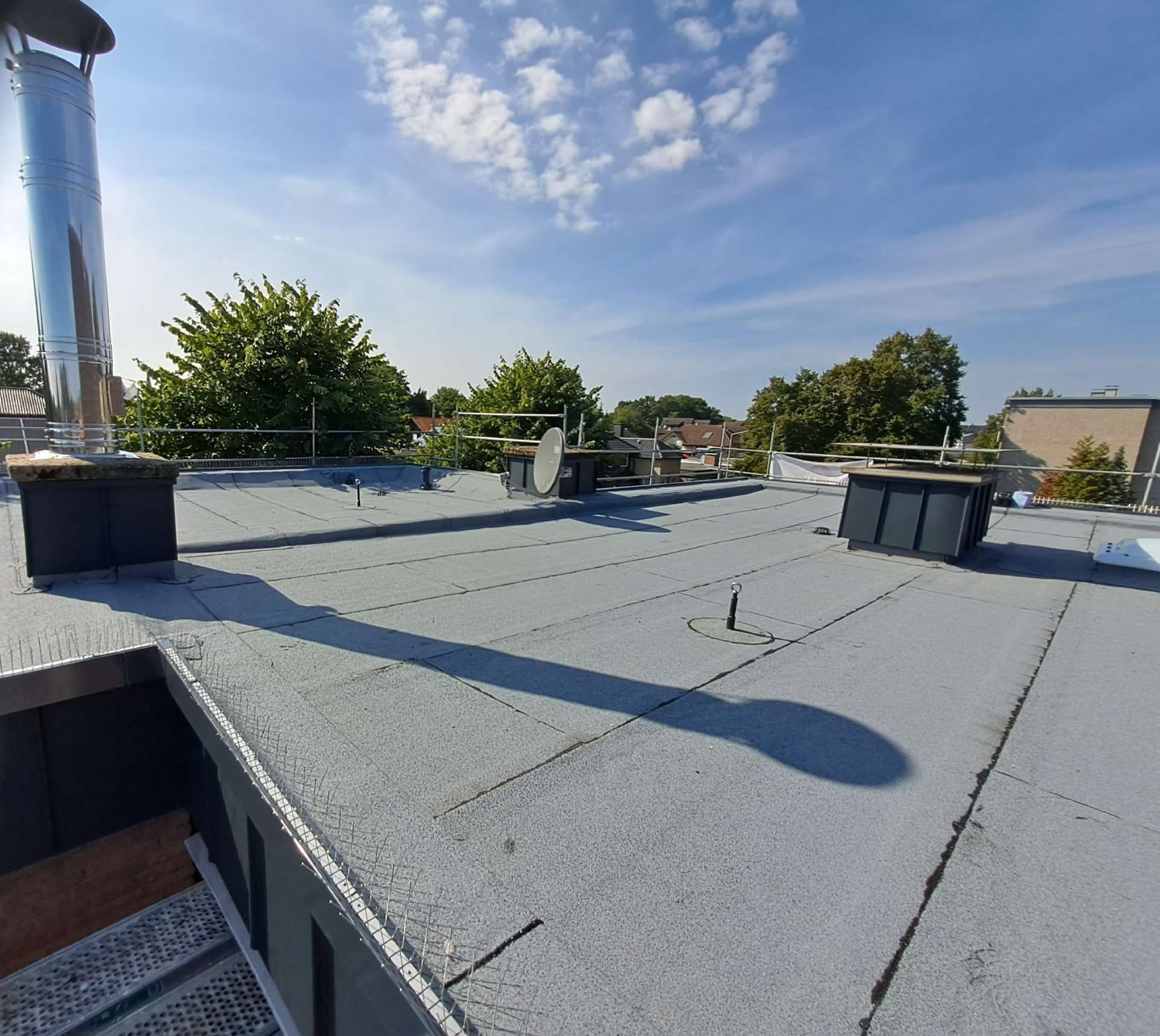 Das Dach eines Gebäudes mit einem Schornstein darauf