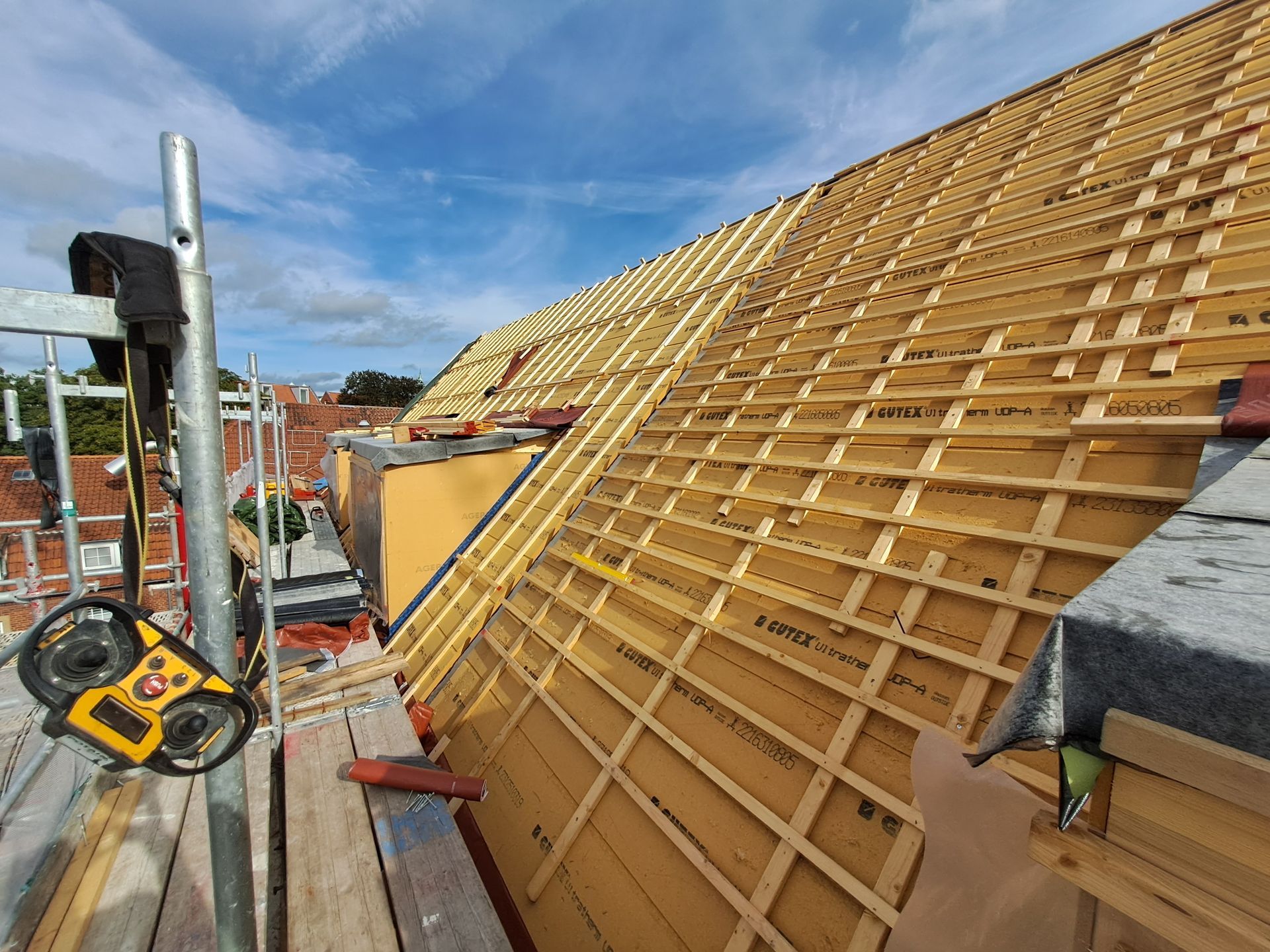 Das Dach eines Gebäudes wird mit Holzbalken gebaut.