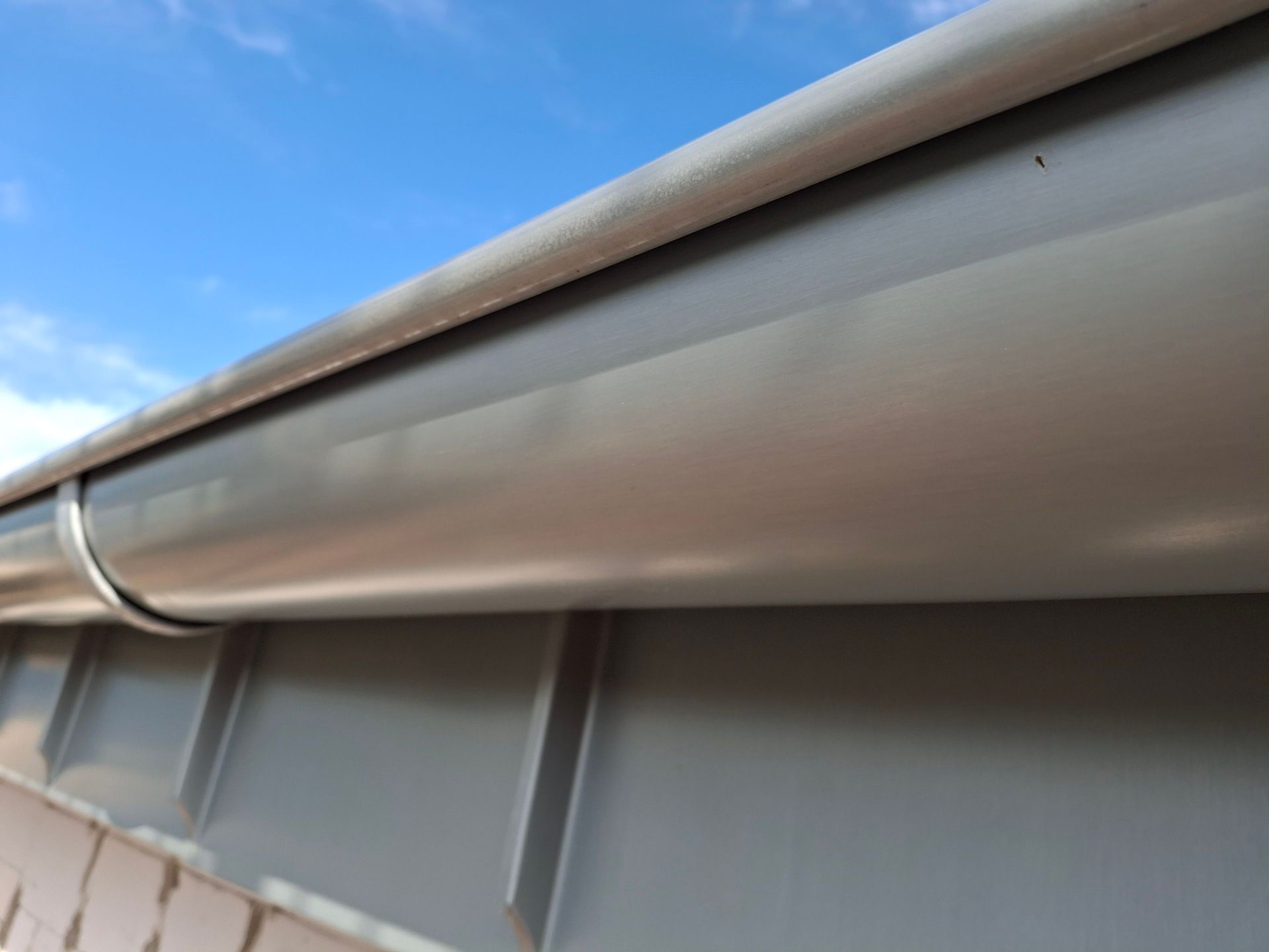 Eine Nahaufnahme einer Dachrinne an der Seite eines Gebäudes.