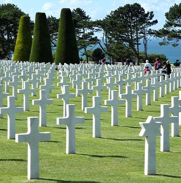 Les croix des tombes dans un cimetière américain en Normandie