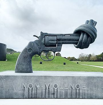 Réplique de la statue de la non-violence devant le Musée Mémorial de Caen en Normandie