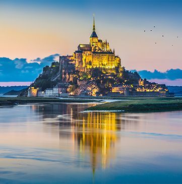 Le Mont-Saint-Michel à la tombée de la nuit