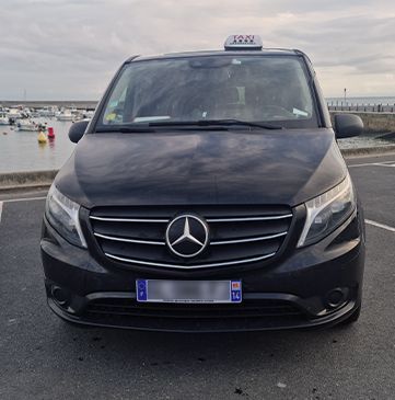 Taxi garé de face devant un port