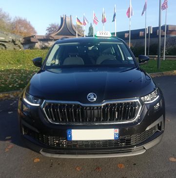 Taxi Cadillac noir de face