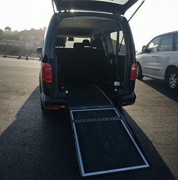Taxi pour PMR noir, vue du coffre