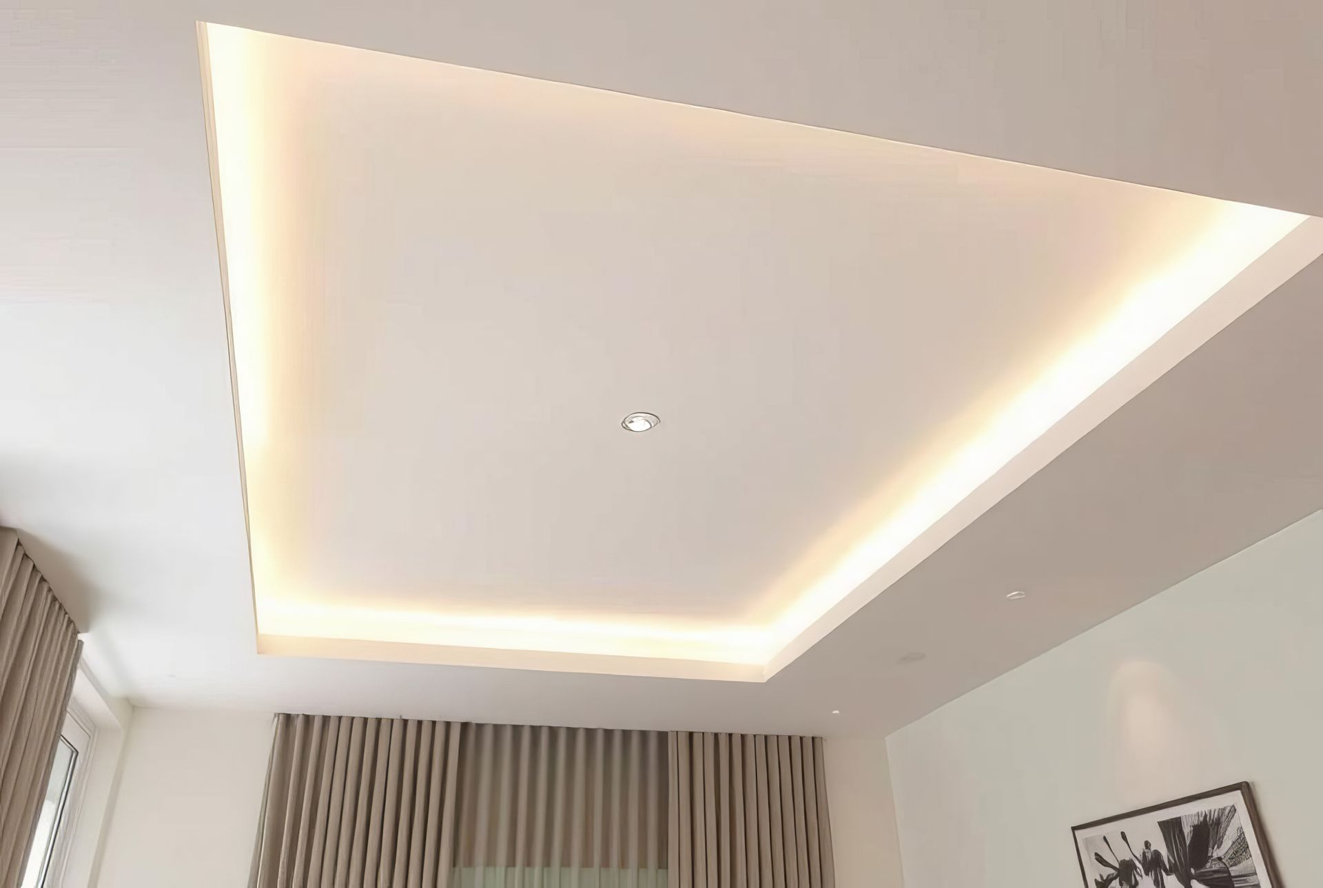 Un faux plafond avec une lumière au milieu.