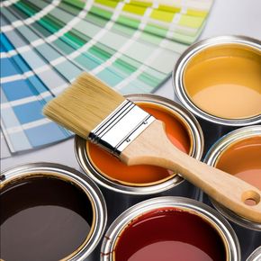 Des pots de peinture.