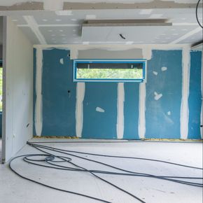 Un mur bleu et une ouverture.