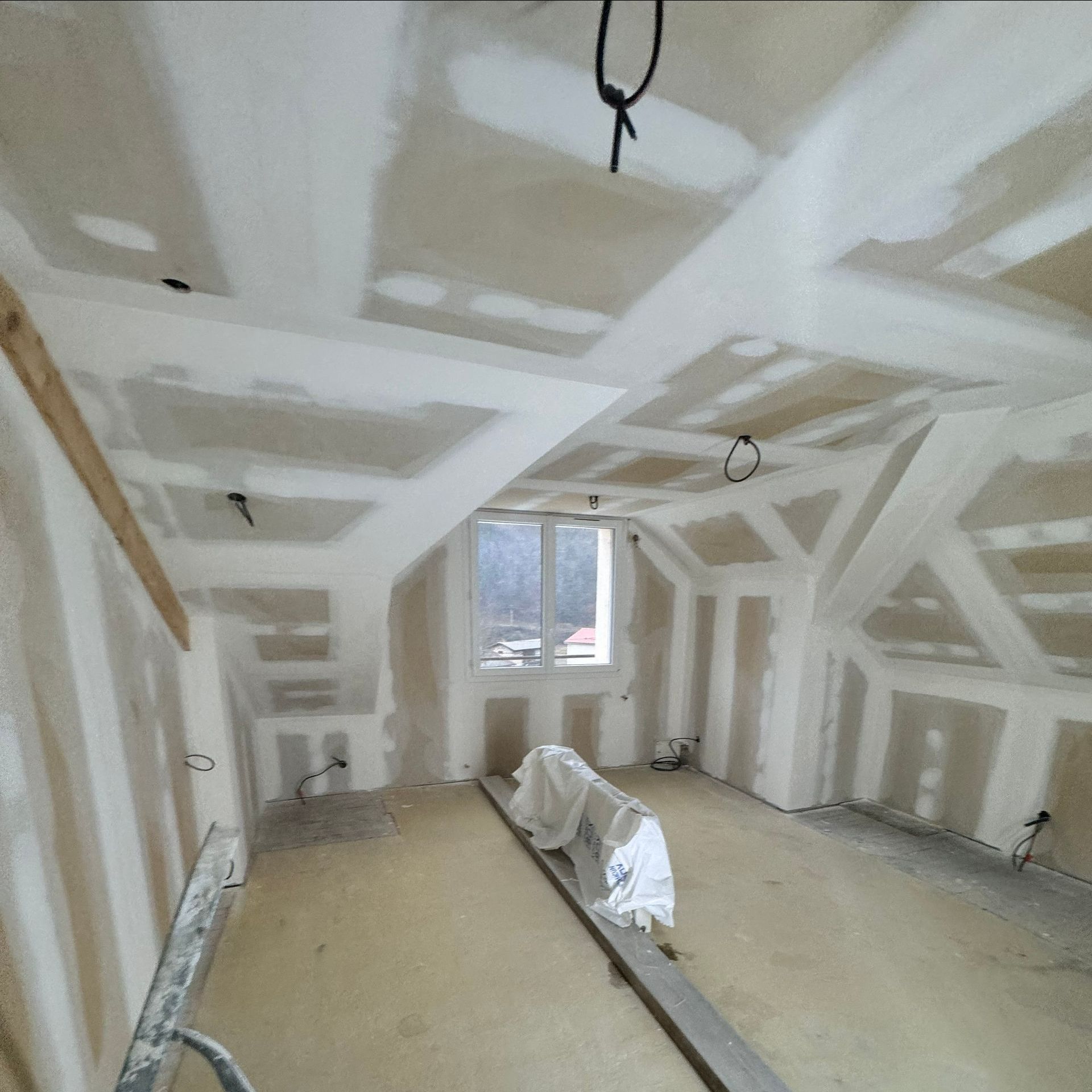 Des enduits aux murs et au plafond.