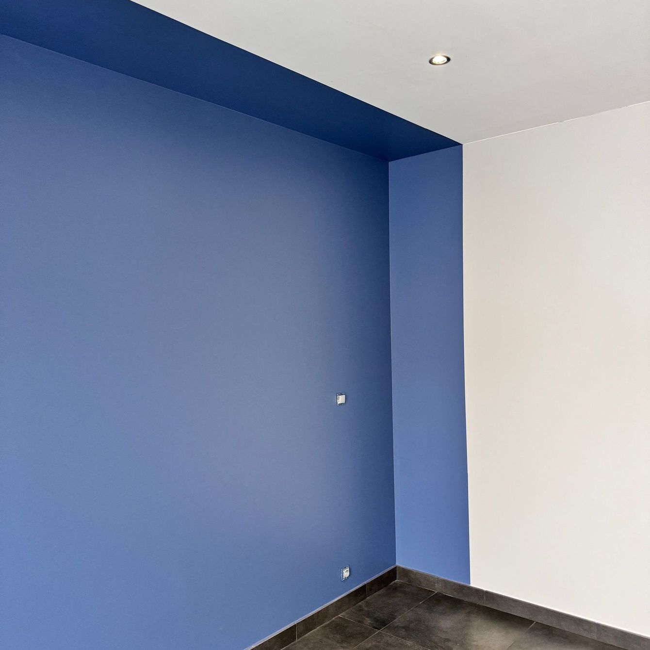 Un mur bleu.