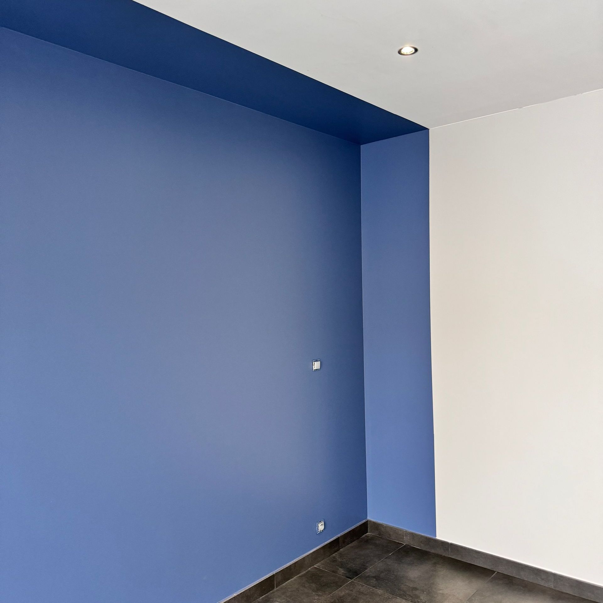 Un mur bleu.
