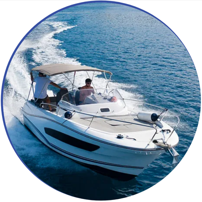 Un barco blanco flota sobre un cuerpo de agua.