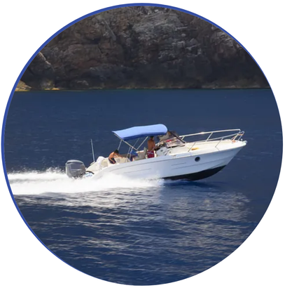Un barco blanco con un dosel azul flota en el agua.