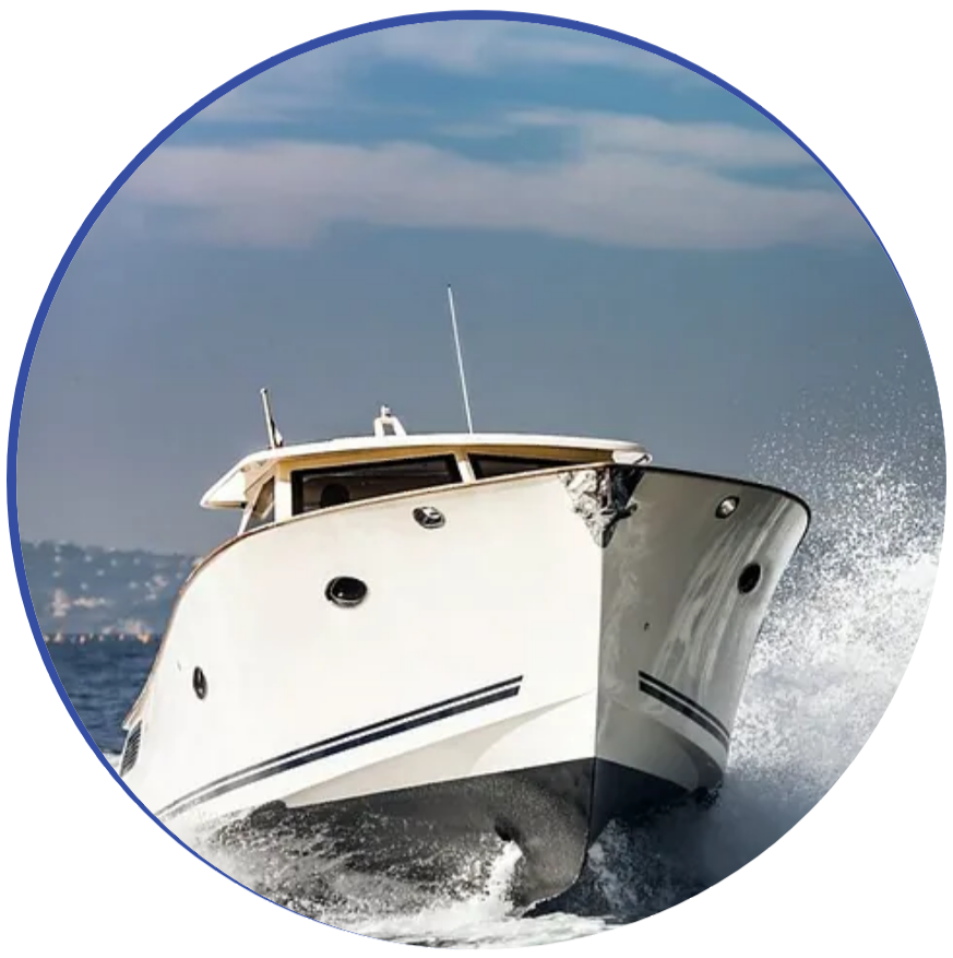 Un barco blanco va por el agua en un círculo.