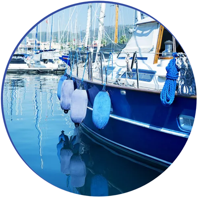 Un barco azul y blanco está atracado en un puerto deportivo.
