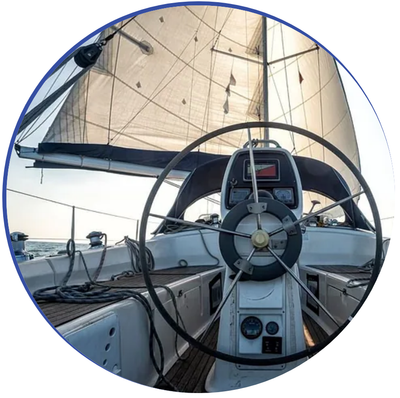 Un volante en un velero con una vela al fondo
