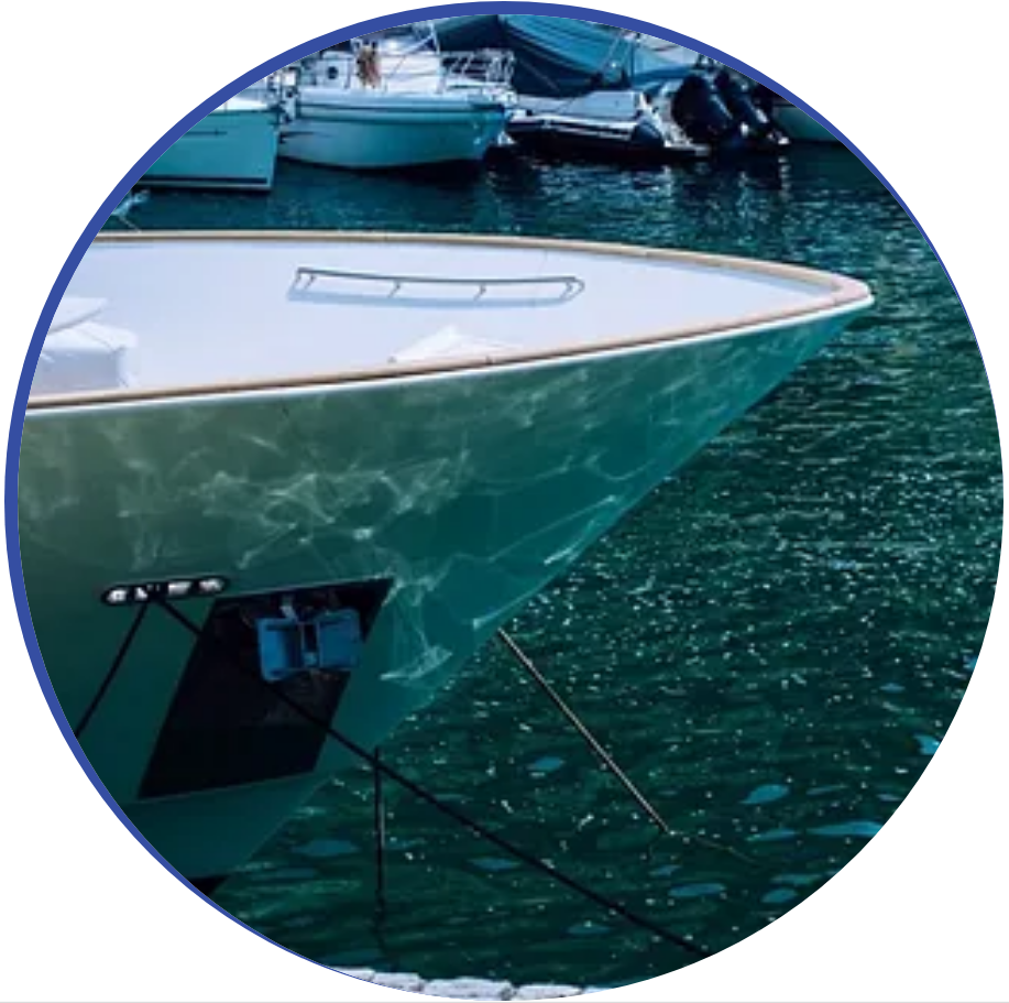 Un barco está atracado en un puerto con otros barcos.