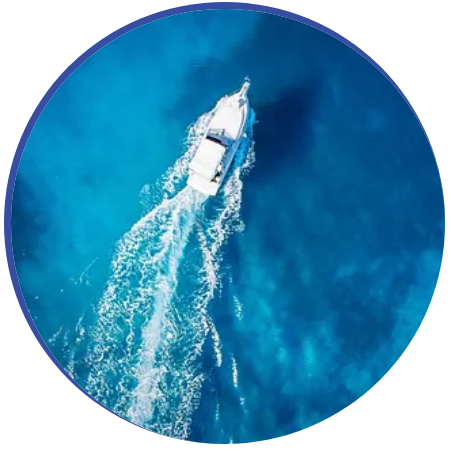 Una vista aérea de un barco flotando sobre un cuerpo de agua.