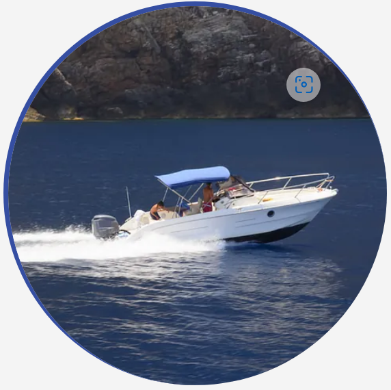 Un barco blanco con un dosel azul está en el agua.
