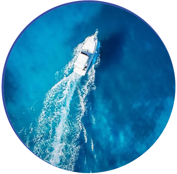 Una vista aérea de un barco en el océano.