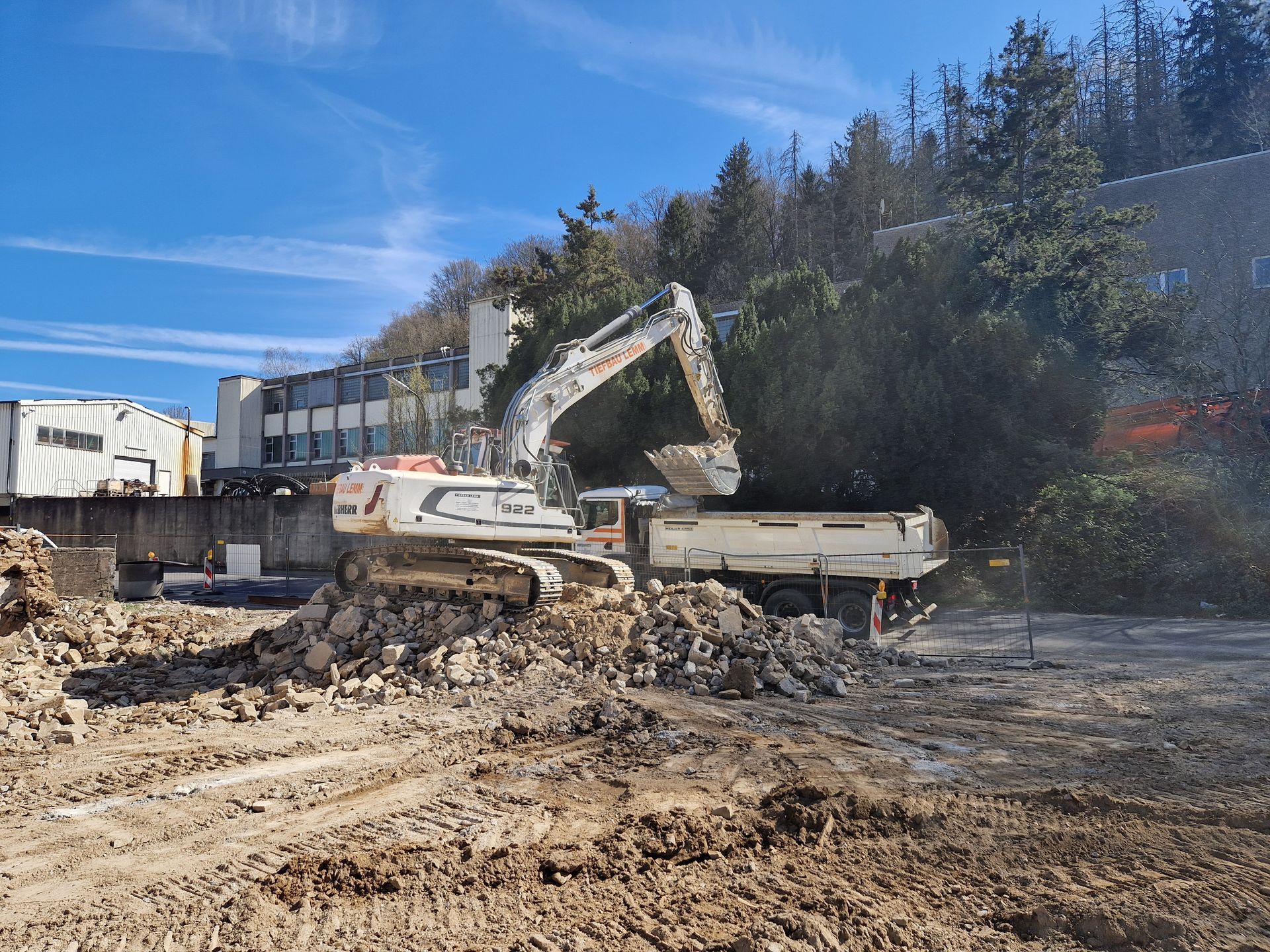 Tiefbau Lemm GmbH, Abbrucharbeiten mit Bagger