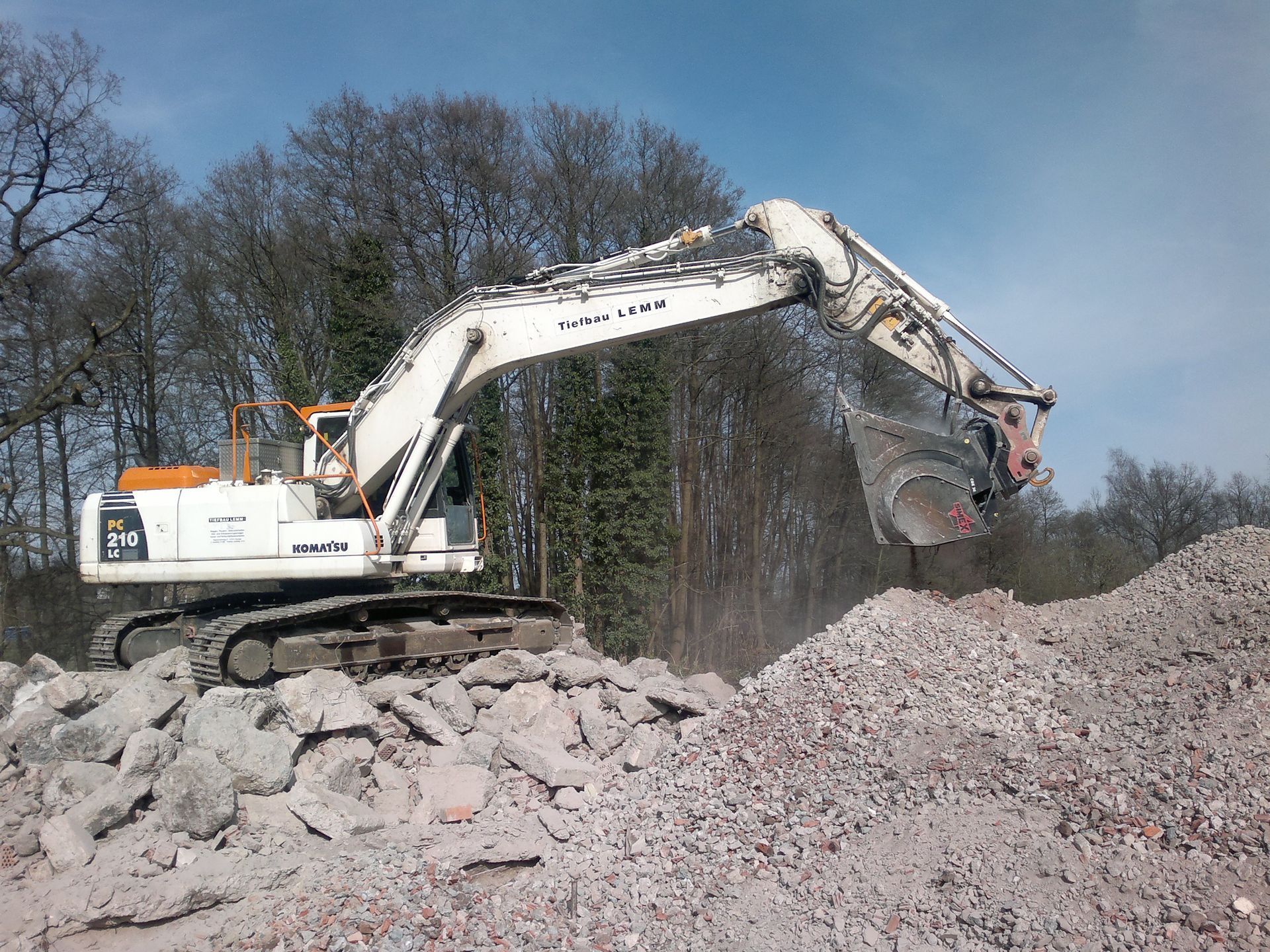 Tiefbau Lemm GmbH, Abbrucharbeiten mit Bagger