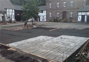 Tiefbau Lemm GmbH, Innenhof einer Reitanlage mit Via Vecia Nero-Bianco-Pflaster