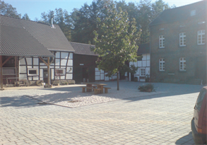 Tiefbau Lemm GmbH, Pflasterfläche im Innenhof eines Reiterhofes