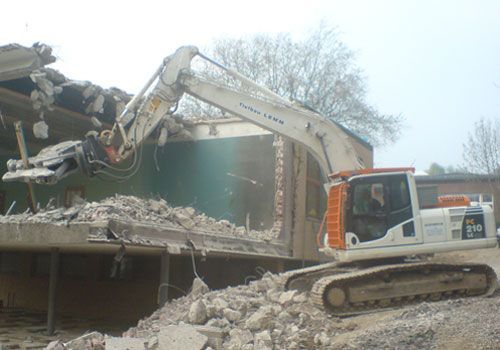 Tiefbau Lemm GmbH, Abriss einer Multifunktionshalle mittels Pulverisierer