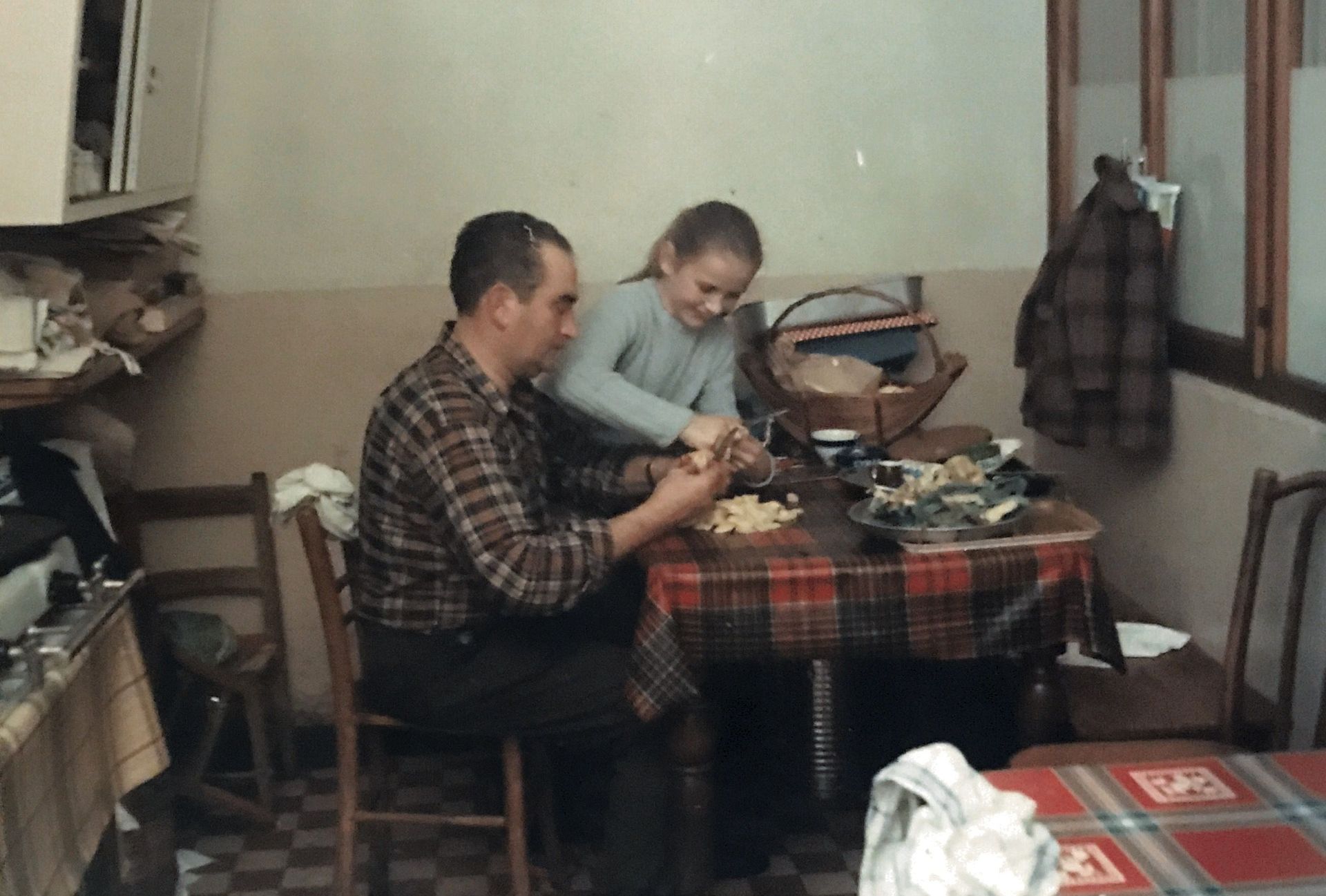 Flora e sivio in cucina anni '70